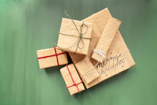 Cajas Regalo Cubiertas Con Papel Artesanal Tarjeta Felicitación Para Navidad —  Fotos de Stock