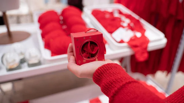 Kırmızı Çamaşırı Yılbaşı Hediyesi Için Küçük Bir Hediye Kutusunda Kapat — Stok fotoğraf