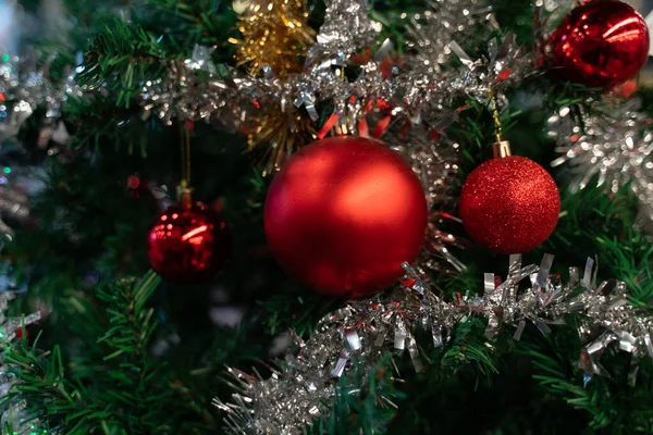 Rote Kugeln Hängen Einem Geschmückten Weihnachtsbaum Weihnachts Und Neujahrsbaumschmuck Fichte Stockfoto