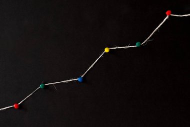 Artan grafik, gelişen piyasa büyümesi. Finansal grafik verileri, veriler. İlerleme raporu konsepti. Renkli iğne ve ip, ip, kopyalama alanı. siyah arkaplan