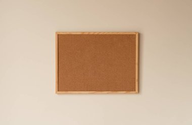 Boş mantar paneli tahta çerçeve. Hatırlatma, iğne tahtası. İzole. Yeni yıl kararları, hedefler. 2021, yapılacaklar listesi, ev ofisi, kopyalama alanı.