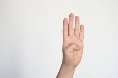 münzevi çocuk eli dört numarayı gösteriyor. Genç el hareketi işareti.