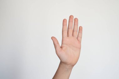 münzevi çocuk eli beş numarayı gösteriyor. Genç el hareketi işareti. Kaldır elini. Konuş.