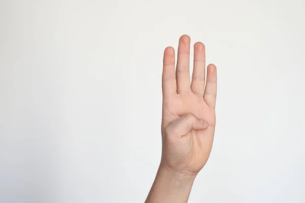 münzevi çocuk eli dört numarayı gösteriyor. Genç el hareketi işareti.