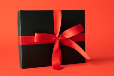 Sevgililer Günü hediyesi olarak kırmızı ürün arka plan mücevher kutusunda hediye kutusu yatay ve canlı kırmızı kurdele. metin için boşluk kopyala. Seçici odaklanma. izole.