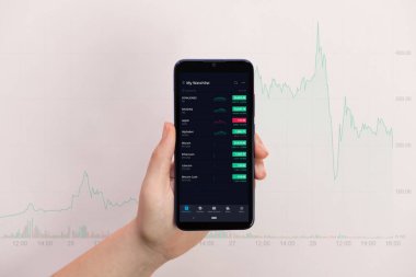 İstanbul, TR-29 Ocak 2021: Telefon ekranında silah uygulaması hisseleri. Webull başvurusu borsaya yatırım yapma fırsatı sunuyor. Gamestop 'un hisseleri, Gamestop Şirketi hisseleri, borsa savaşı.