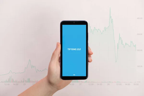 İstanbul, TR-29 Ocak 2021: Telefon ekranında silah uygulaması ve logosu. Webull uygulaması borsaya yatırım yapma fırsatı sunuyor. Gamestop 'un hisseleri, Gamestop Şirketi hisseleri, borsa savaşı.