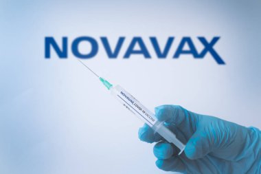 İstanbul, TR - 29 Ocak 2021: Novavax aşısı. Şırıngayı kapat. Covid-19 aşısı. İlaç, sağlık ve salgın hastalık konsepti, tıbbi eldiven enjeksiyonu. koruma.