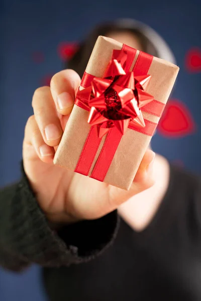 Composición Para Día San Valentín Febrero Persona Sosteniendo Regalo Con —  Fotos de Stock