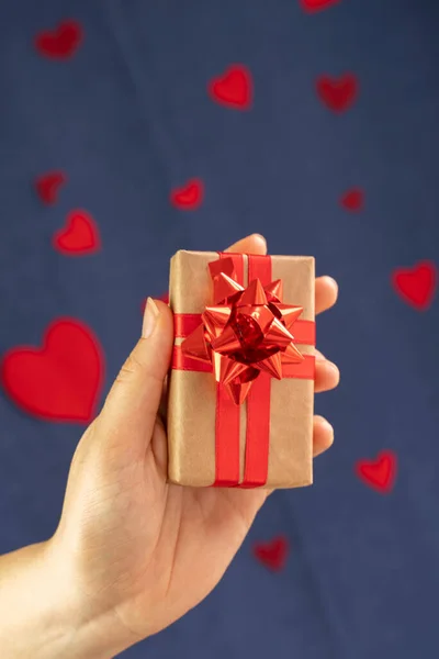 Composición Para Día San Valentín Febrero Persona Sosteniendo Regalo Con —  Fotos de Stock