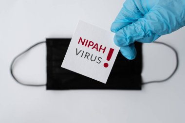 Nipah virüsü. Nipah Henipavirus, akut solunum hastalığına neden olan yarasa kaynaklı yeni ortaya çıkan bir virüs. Nipah virüs enfeksiyonu, koruyucu tıbbi yüz maskesi ve tıbbi eldivenler..
