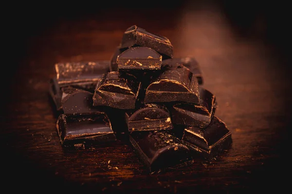 Chocolate Amargo Con Cacahuetes Barra Sobre Fondo Oscuro Con Luz — Foto de Stock