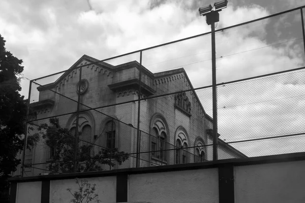 Nuages Sur Vieux Bâtiment Entre Treillis — Photo