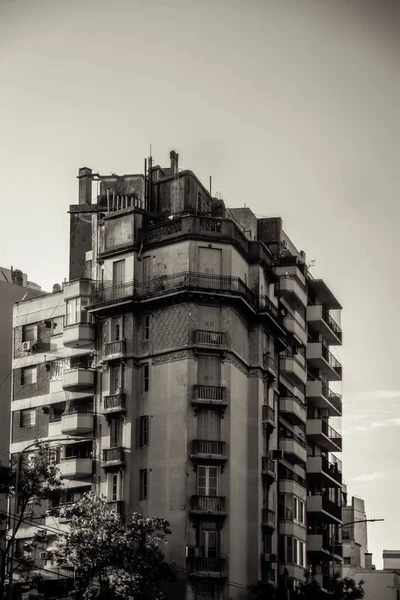 Grupo Viejo Edificio Blanco Negro —  Fotos de Stock