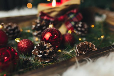 Bulanık Noel ağacında Noel süsleri masanın üstünde.