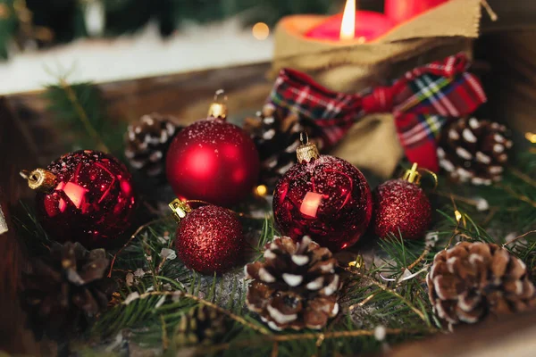 Rote Weihnachtsdekoration Auf Dem Tisch Mit Tannenzapfen — Stockfoto