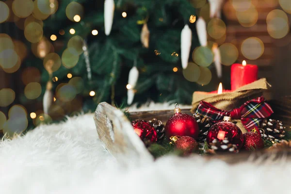 Rote Weihnachtsdekoration Auf Dem Tisch Mit Kerzen — Stockfoto