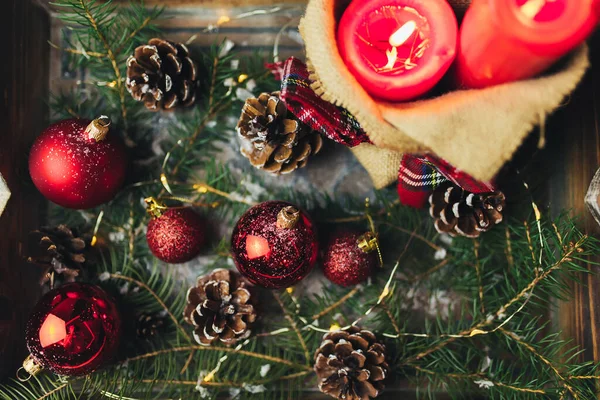 Piros Karácsonyi Dekorációk Asztalon — Stock Fotó