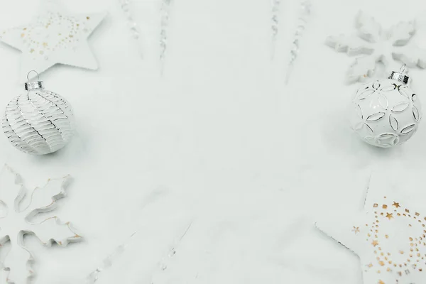 Weiße Weihnachtsdekoration Auf Schnee Weihnachtskarte Weihnachtszeit Weißer Weihnachtshintergrund Weiße Weihnachtskugeln — Stockfoto