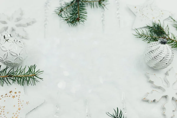 Weiße Weihnachtsdekoration Und Tannenzweige Auf Schnee Weihnachtskarte Weihnachtszeit Weißer Weihnachtshintergrund — Stockfoto