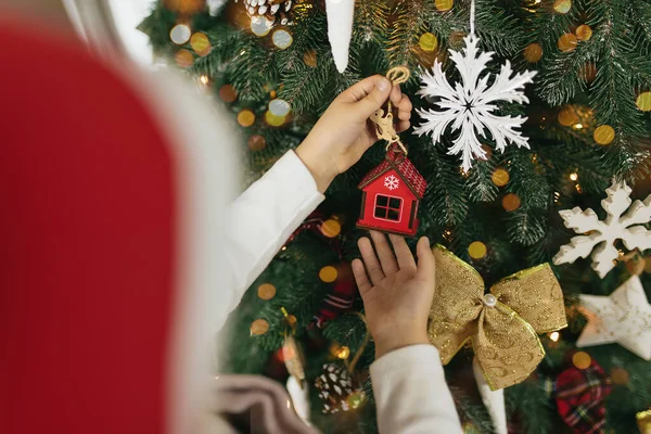 Liten Flicka Hänga Julgran Leksak Jul Hemma Julgran Leksak Hus — Stockfoto