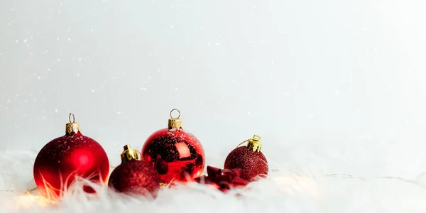Rote Weihnachtskugeln Auf Weißem Hintergrund — Stockfoto