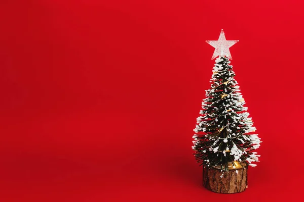 Weihnachtsbaum Mit Stern Auf Rotem Hintergrund — Stockfoto