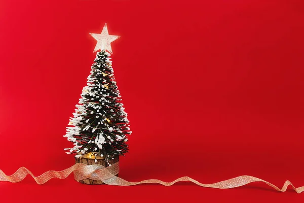 Weihnachtsbaum Mit Band Auf Rotem Hintergrund — Stockfoto