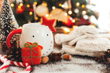 Bir fincan kahve, kurabiye ve süslemelerle dolu bir Noel.