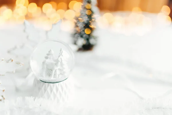 Vit Jul Dekoration Ett Bord Vit Snöboll Och Dekorationer — Stockfoto