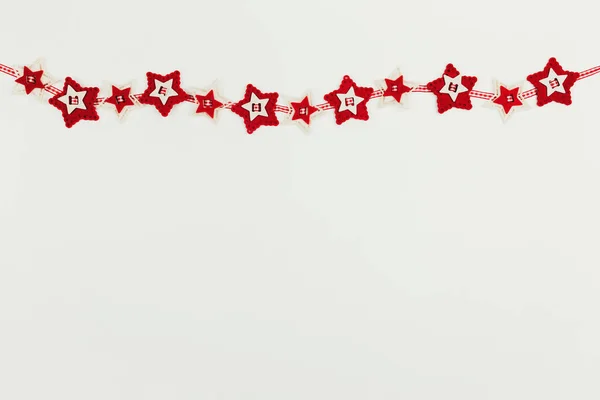 星の赤いガーランドとクリスマスの背景 — ストック写真