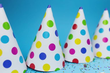 Mavi arka planda farklı Noel süslemeleri. Yüksek kalite fotoğraf