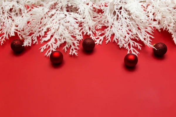 Verschiedene Weihnachtsdekorationen Auf Rotem Hintergrund Hochwertiges Foto — Stockfoto