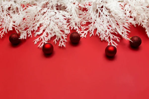 Diferentes Decoraciones Navideñas Fondo Rojo Foto Alta Calidad Imágenes De Stock Sin Royalties Gratis