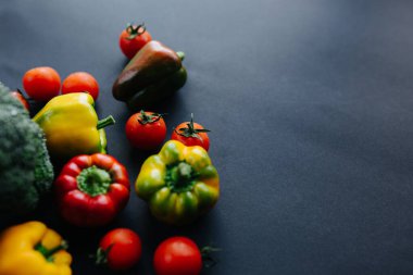Taze yeşil brokoli ve diğer sebzeler, brokoli üzerine bir damla su. Gri arka plan. Yüksek kalite fotoğraf