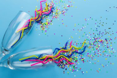 Mavi arka planda farklı Noel süslemeleri. Yüksek kalite fotoğraf