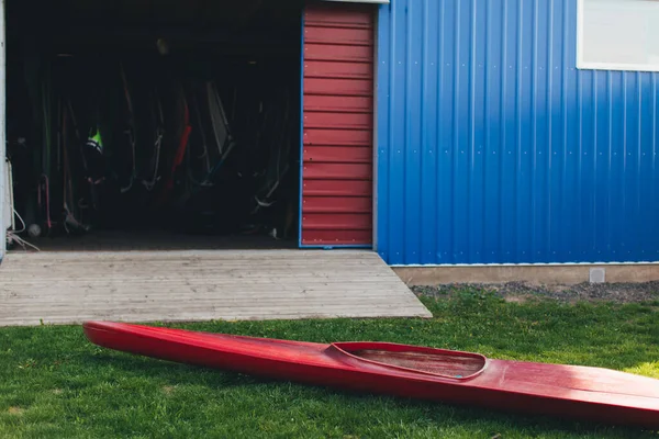 Red Kayak Building Green Grass High Quality Photo — Stock Photo, Image