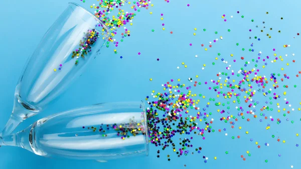 Mavi arka planda farklı Noel süslemeleri. Yüksek kalite fotoğraf