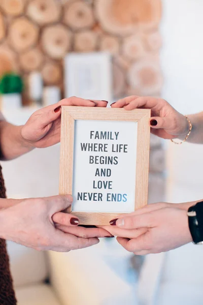 Três Adoráveis Membros Família Seguram Foto Emoldurada Foto Alta Qualidade — Fotografia de Stock