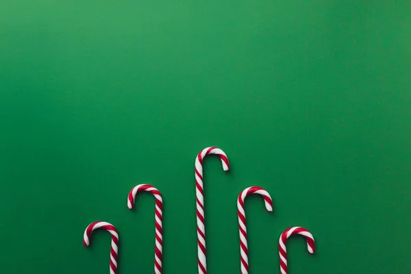 Jul godis på grön bakgrund, röd vit klubba — Stockfoto