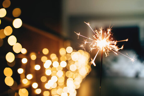 Искры на размытых рождественских огнях. Праздничное настроение