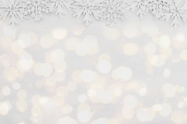 Beyaz ahşap zemin üzerinde beyaz kar taneleri olan duvar kağıdı