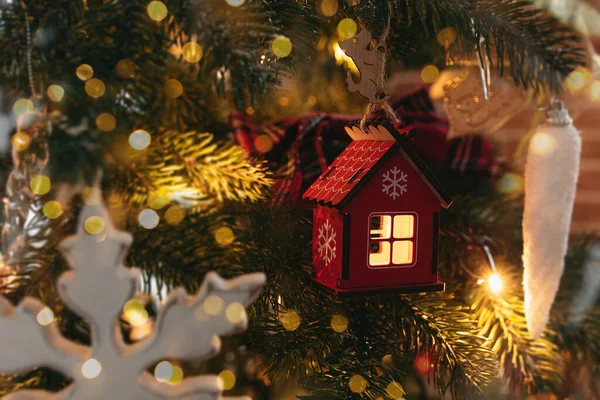 Oyuncak ev Noel ağacında, Noel evde, Noel ağacı oyuncakları