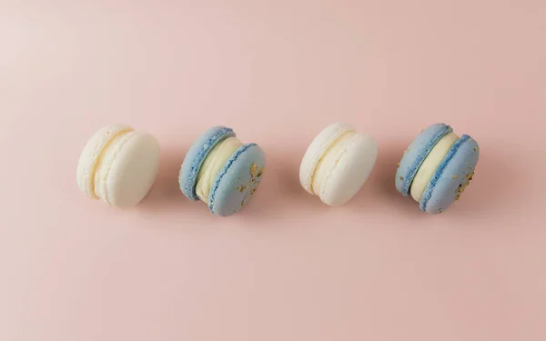 White and blue macaroons on the table, macaroons on pink background — Stock Photo, Image