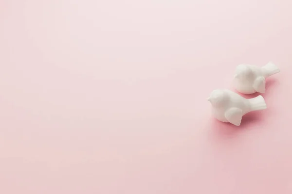 Valentine auf dem rosa Hintergrund. Zwei weiße Vögel — Stockfoto