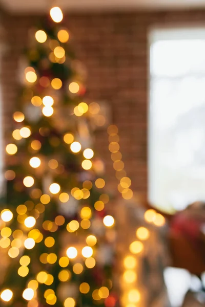 Bokeh Lichter des Weihnachtsbaums, verschwommener Weihnachtsbaum am Haus — Stockfoto