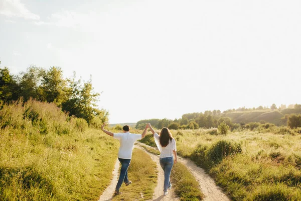 Casal encantador ao ar livre tem sessão de fotos românticas — Fotografia de Stock