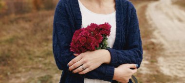 Kırmızı şakayık tutan kız. Erkek arkadaştan hediye.