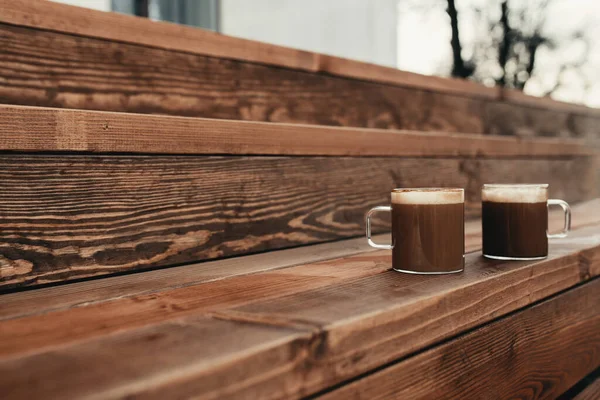 Dos tazas de café en el fondo de madera marrón terraza — Foto de Stock