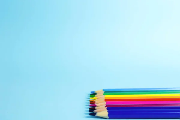 Lápices de diferente color sobre el fondo azul — Foto de Stock